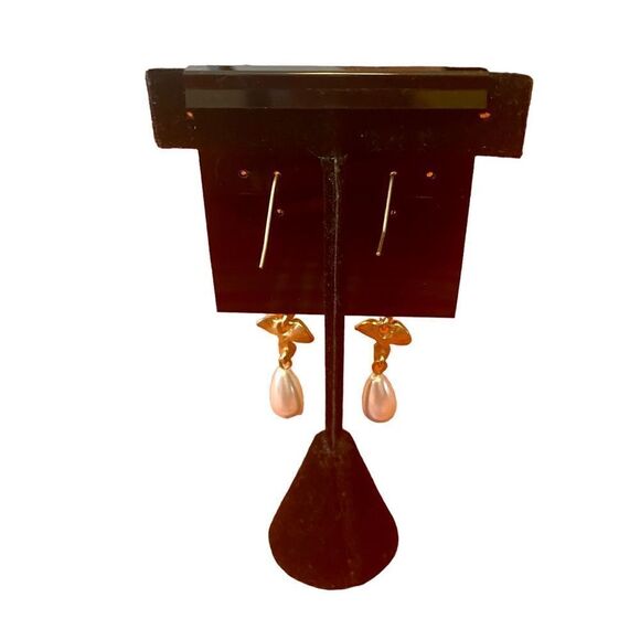 Beautiful 3 tiered brushed gold & faux Pearl drop earrings. - Picture 5 of 5